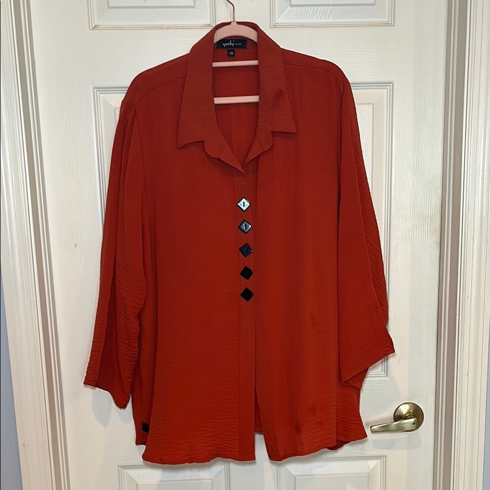 # 2X Women’s 2X top with decorative buttons